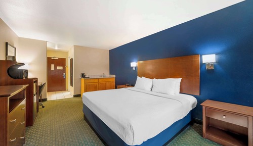 Standard Room, 1 King Bed, Non Smoking, Refrigerator & Microwave