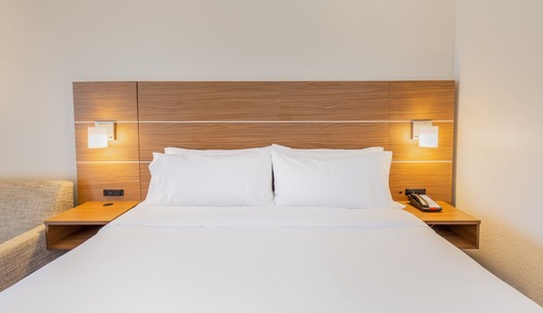 Standard Room, 1 King Bed, Pool View