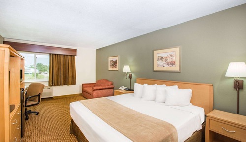 Room, 1 King Bed, Non Smoking (Mobility, Tub w/ Grab Bars)
