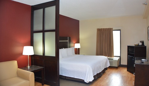 Suite, 1 King Bed, Accessible (Smoke Free)
