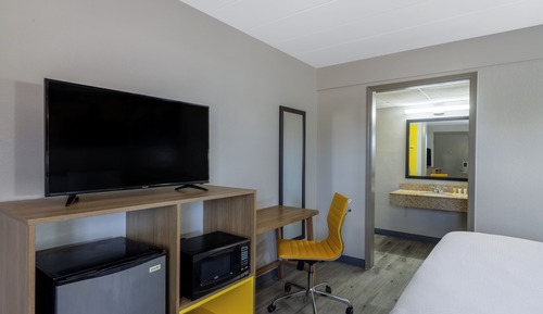 Standard Room, 1 Queen Bed