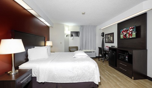 Premium Room, 1 King Bed, Poolside (Upgraded Bedding & Snack, Smoke Free)
