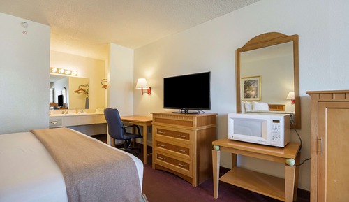Standard Room, 1 Queen Bed, Accessible (First Floor)