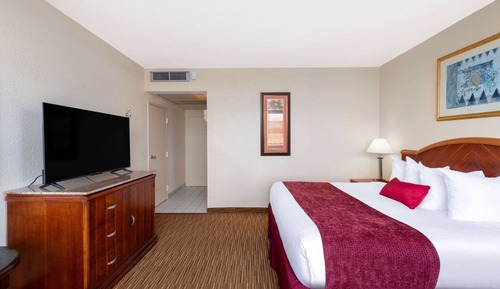Standard Room, 1 King Bed, Courtyard View