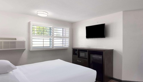 Room, 1 Queen Bed, Accessible, Non Smoking (Mobility/Hearing, Tub w/ Grab Bars)