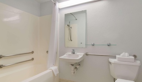 Room, 1 Queen Bed, Accessible, Non Smoking (Accessible Tub)