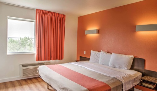 Deluxe Suite, 1 Queen Bed, Smoking