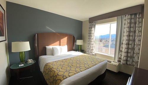 Comfort Room, 1 King Bed, Non Smoking, Mountain View