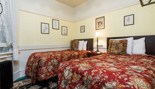 Twin Room, 2 Twin Beds, Shared Bathroom