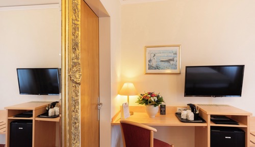 Deluxe Double Room (Three People)
