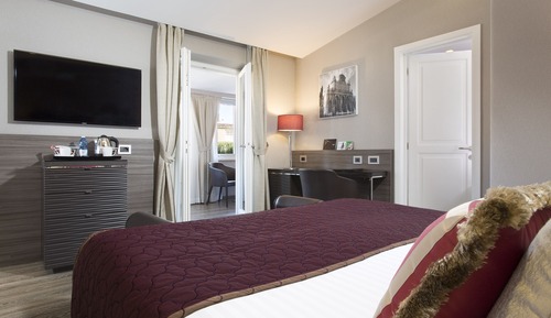 Honeymoon Suite