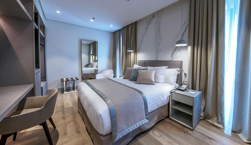 Deluxe Room, 1 Queen Bed, Non Smoking, City View (Balcony)