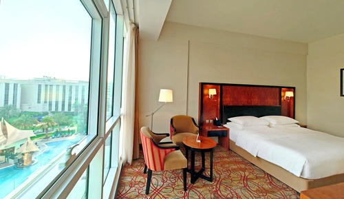 Superior Room, 1 King Bed complimentary shuttle to DXB Airport Terminal 1 & 3