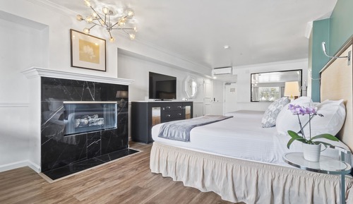 Room, Multiple Beds, Balcony (King)