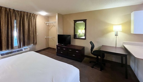 Standard Suite, 1 Queen Bed, Non Smoking, Kitchenette