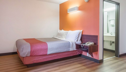 Deluxe Suite, 1 Queen Bed, Non Smoking, Refrigerator & Microwave