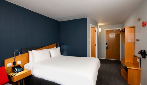 Standard Room, 1 King Bed (with Free Hot Breakfast)