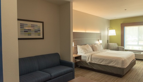 Suite, 1 King Bed, Accessible Bathtub (Communications, Accessible Tub)