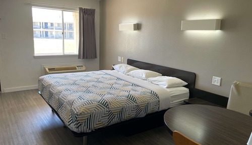 Standard Room, 1 King Bed, Accessible, Non Smoking