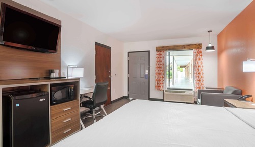 Standard Room, 1 King Bed, Accessible, Bathtub (Bathtub)