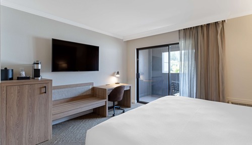 Standard Room, 1 King Bed, Non Smoking, Refrigerator & Microwave (Walk-in Shower)