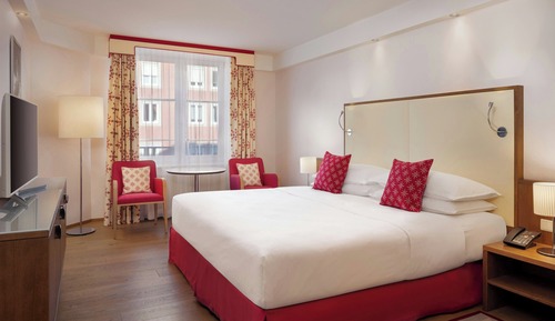 Classic Room, 1 King Bed, City View