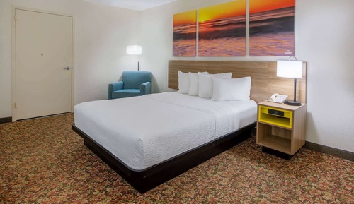 Room, 1 Queen Bed, Accessible, Non Smoking (Tub with Grab Bars)