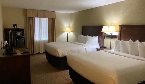 Atrium Side 2 Queen Beds Room