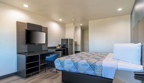 Standard Room, 1 King Bed, Non Smoking, Refrigerator & Microwave
