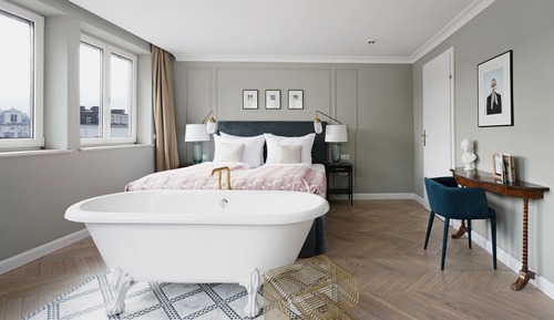 XL Room, Bathtub, Separate Living Room