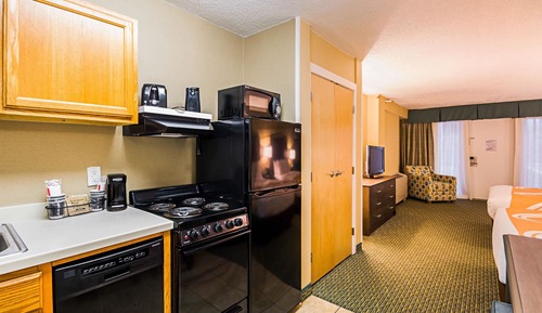 Room, Atrium 1st Floor, 2 Queen Beds & Sofa, Kitchenette
