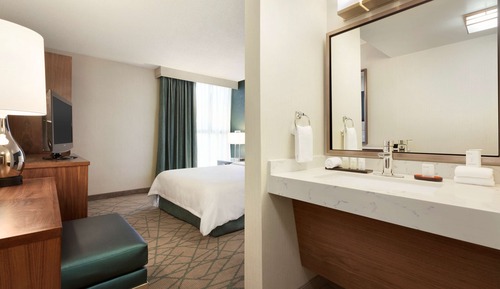 Suite, 1 Queen Bed, Accessible (Mobility & Hearing - Roll-in Shower)