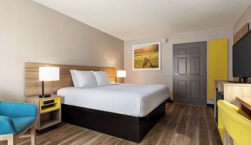 Room, 1 King Bed, Accessible, Smoking (First Floor)