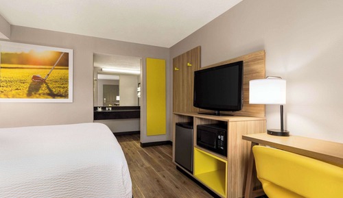 Room, 1 King Bed, Smoking (2nd Floor)