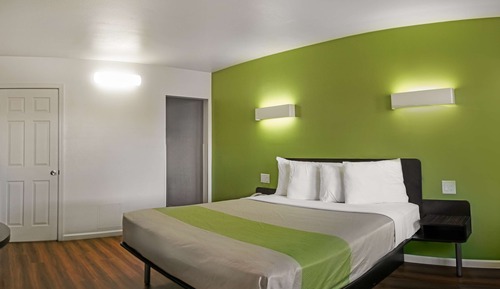 Deluxe Room, 1 Queen Bed, Smoking, Refrigerator & Microwave