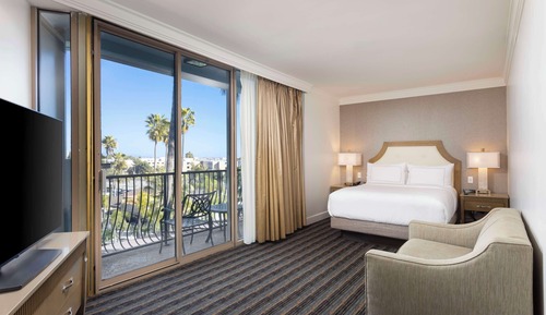 Room, 1 Queen Bed, Balcony (Top Floor)