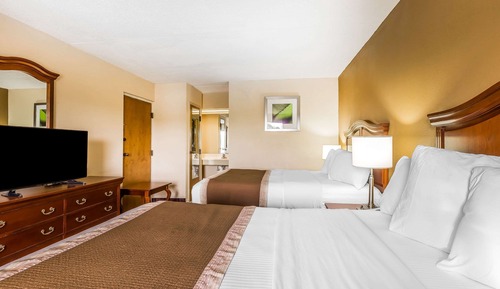 Suite, 2 Queen Beds, Refrigerator & Microwave