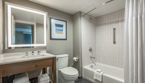 Studio Suite, 1 King Bed, Kitchen (Court View)