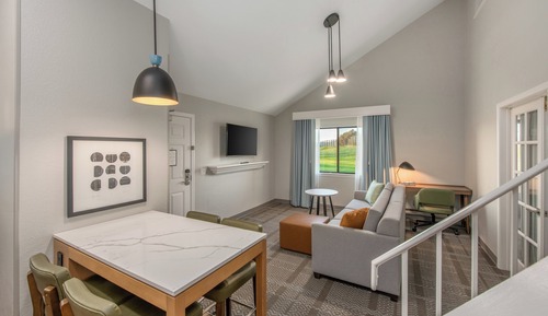 Loft, 2 Queen Beds, Kitchen, Golf View (Bi Level Suite)