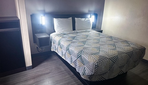 Deluxe Suite, 1 King Bed, Non Smoking, Refrigerator & Microwave