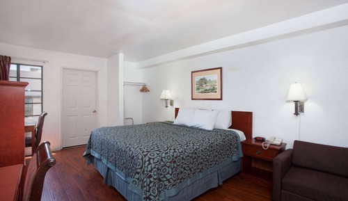 Room, 1 King Bed, Accessible, Non Smoking (Mobility, Roll-In shower)
