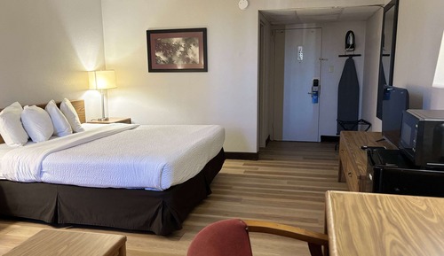 Room, 1 King Bed, Accessible, Non Smoking (Mobility, Bathtub w/Grab Bars)