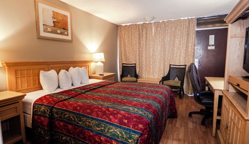Basic Room, 1 queen bed smoking