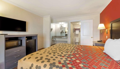 Room, 1 King Bed, Non Smoking (Upgrade)