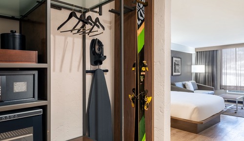 Deluxe Room, 1 King Bed (Mobility/Hearing Accessible, Tub)