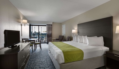 Standard Room, 1 King Bed, Balcony, Pool View