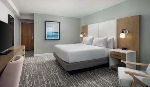 Suite, 1 King Bed, Accessible, Ocean View (Hearing)