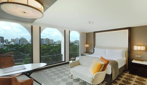 Room, 1 King Bed, Smoking, Business Lounge Access