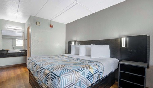 Deluxe Room, 1 King Bed, Non Smoking, Refrigerator & Microwave