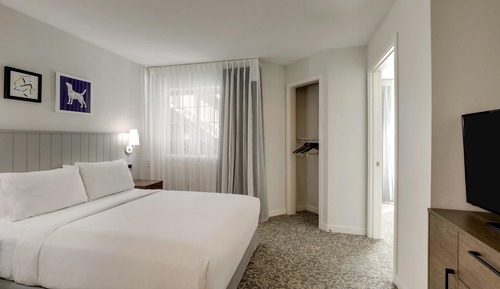 Suite, 1 Queen Bed, Accessible (Mobility Tub One Bedroom)
